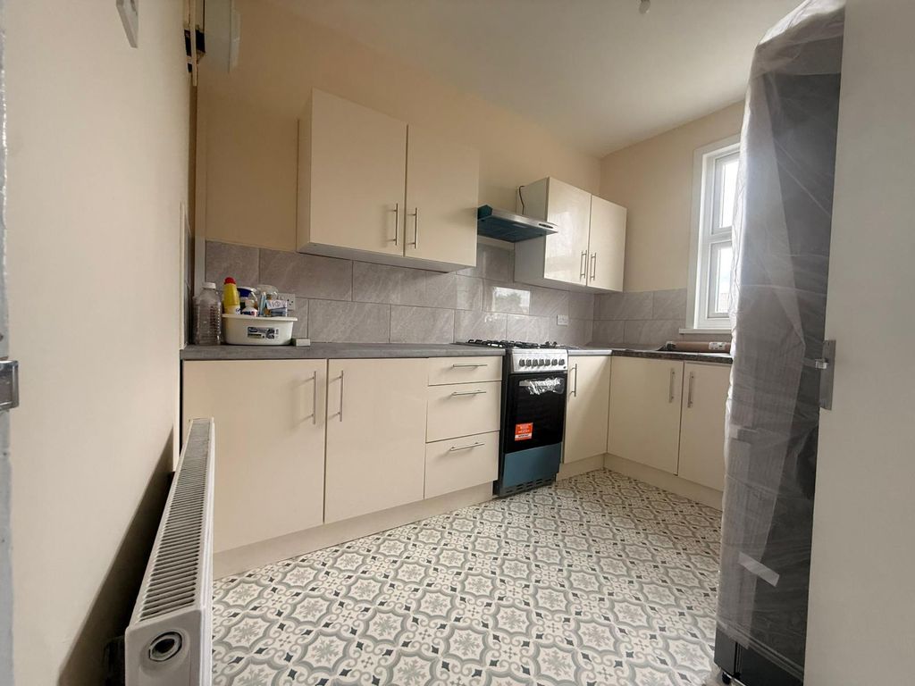 Property photo 1 of 10 2 Bed Flat To Rent Castleton Road, Goodmayes Ig3