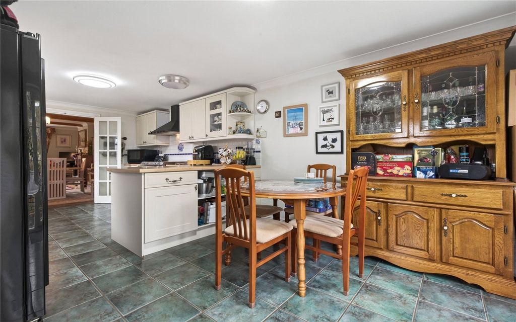 Property photo 3 of 27 Kitchen/Breakfast