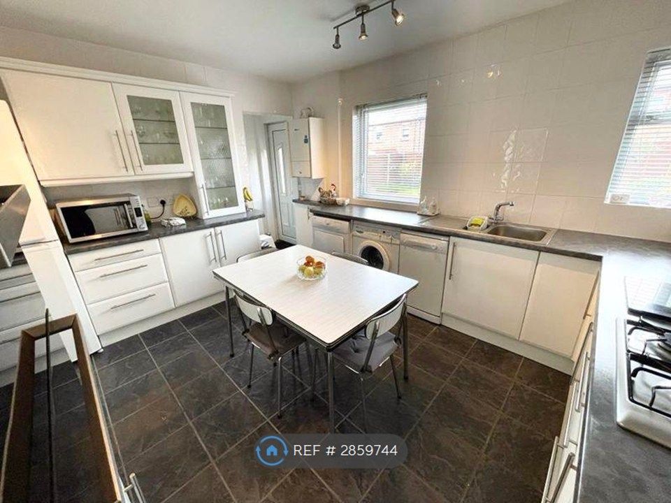 Property photo 2 of 17 Kitchen