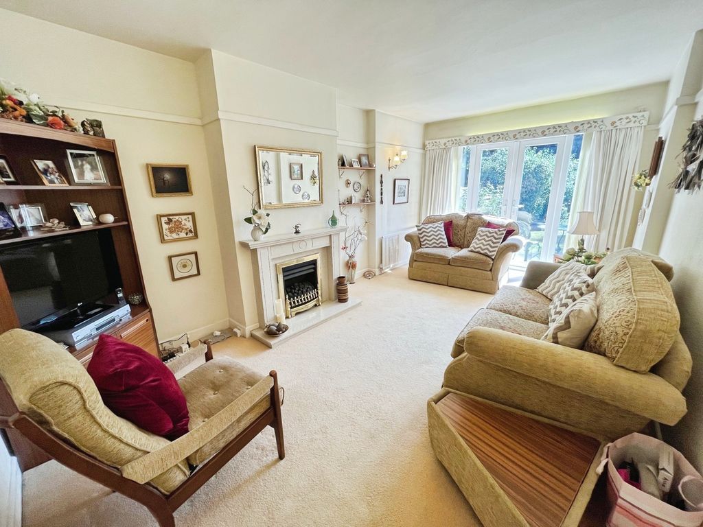 Property photo 2 of 16 Lounge