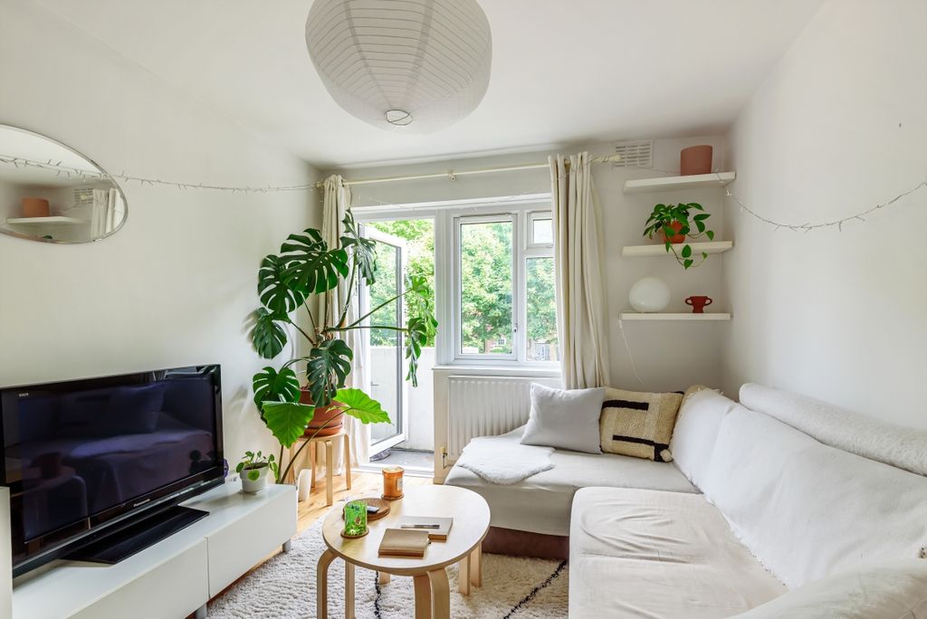 Property photo 2 of 8 879410 (3)