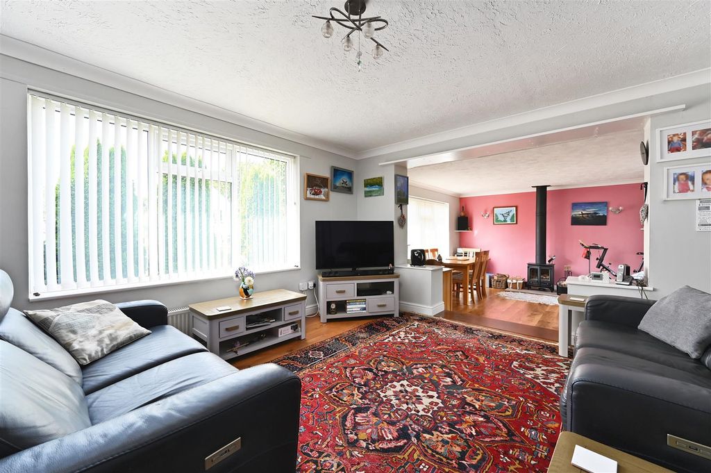 Property photo 2 of 34 32 Downsview - Tn339Lf (10).Jpg