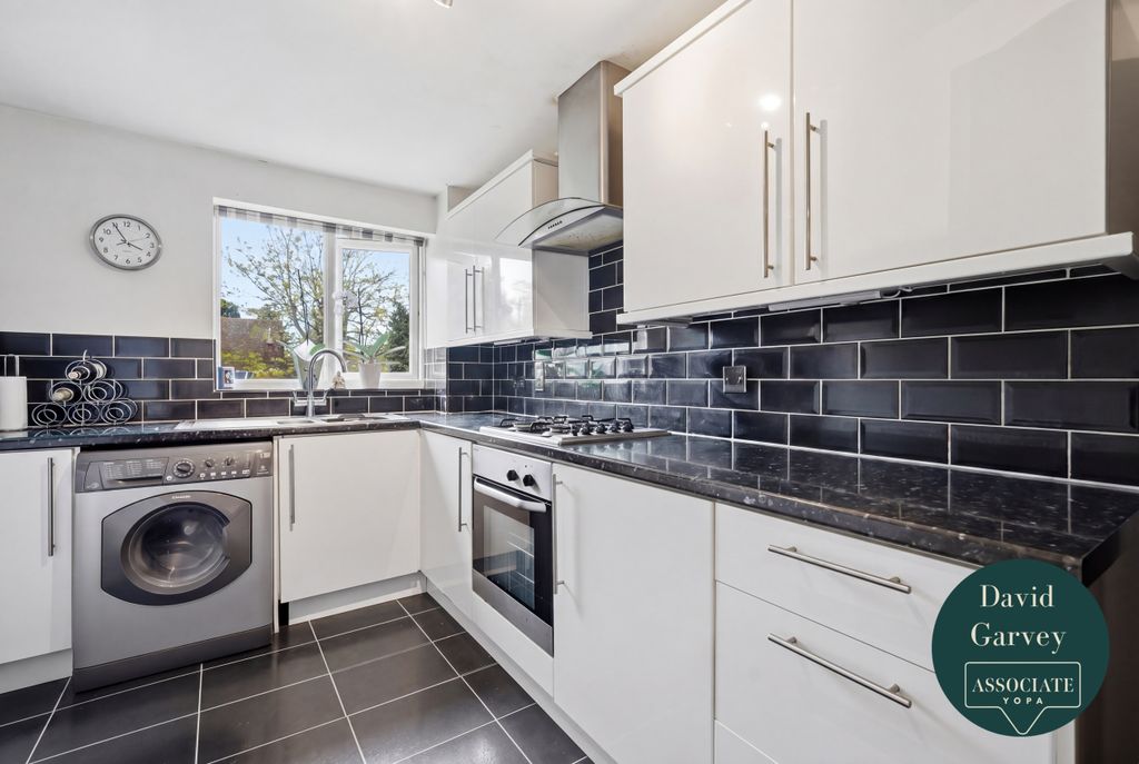 Property photo 3 of 11 Fitted Kitchen