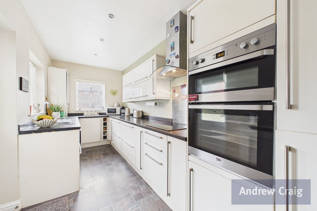 Property photo 3 of 18 Kitchen