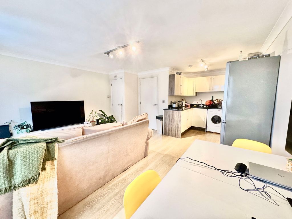 Property photo 1 of 7 2 Bedroom Apartment For Rent In E5