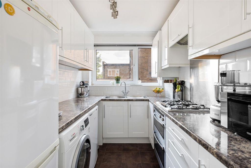 Property photo 3 of 27 Castle Avenue E4