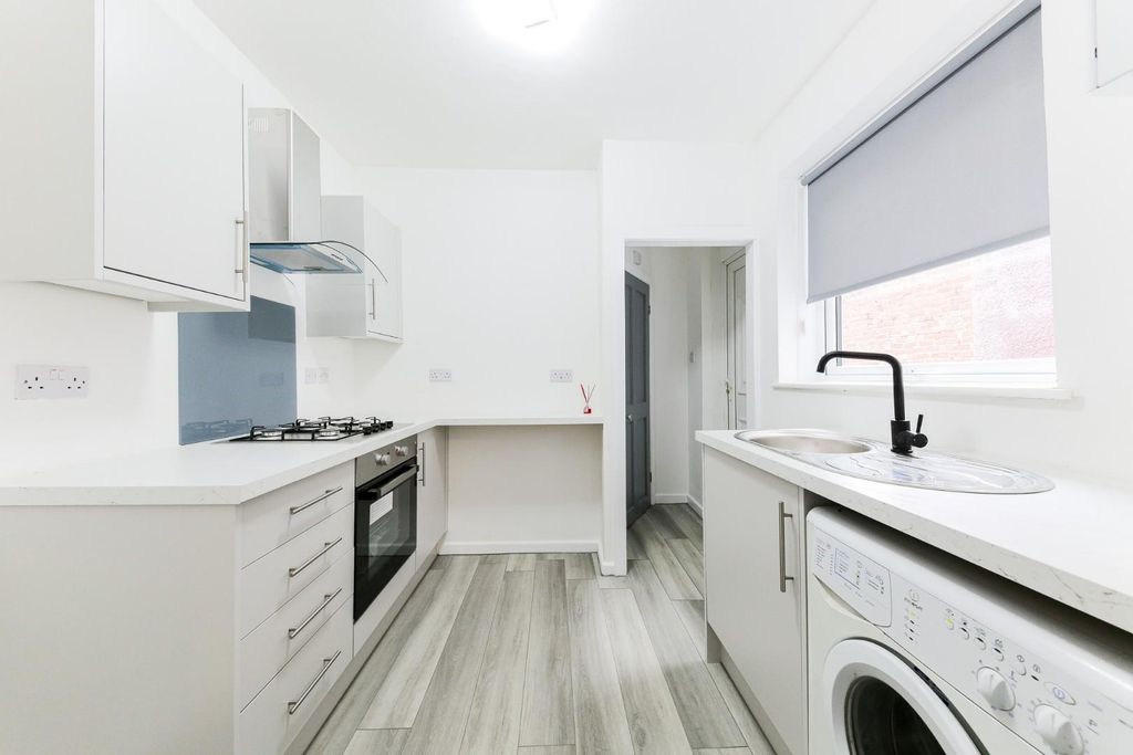 Property photo 3 of 11 Kitchen