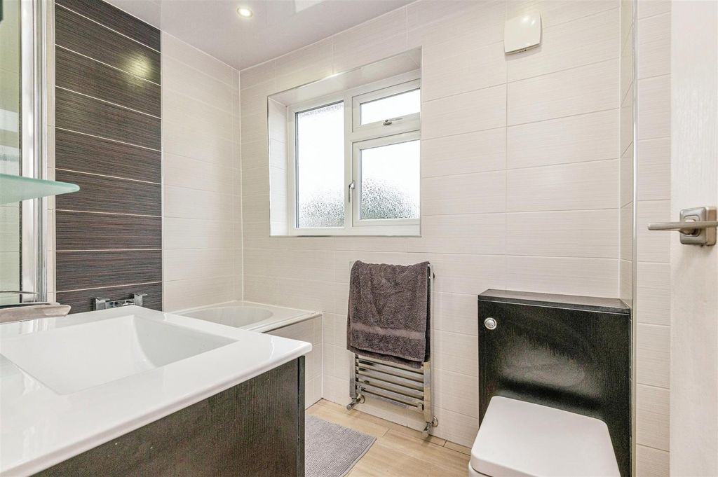 Property photo 3 of 12 House Bathroom/W.C.