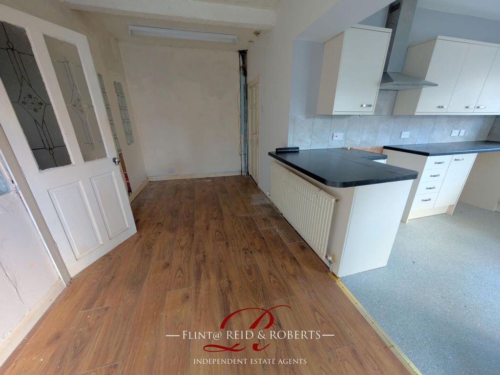 Property photo 3 of 10 Kitchen