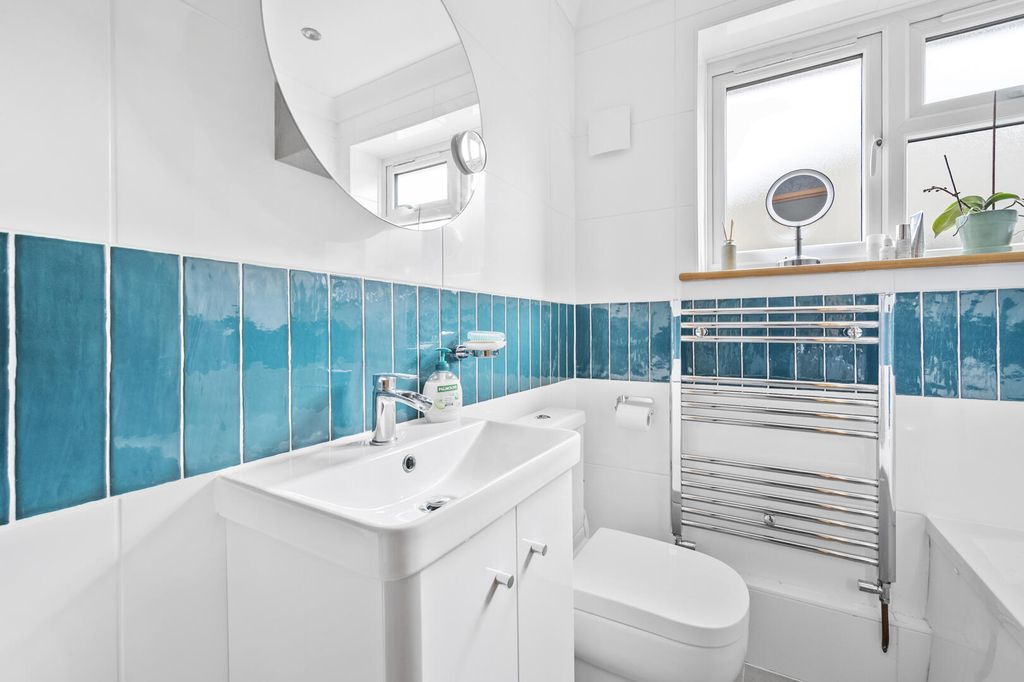 Property photo 2 of 18 Bathroom