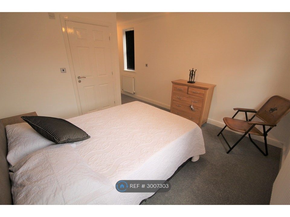 Property photo 3 of 11 Ensuite Bedroom