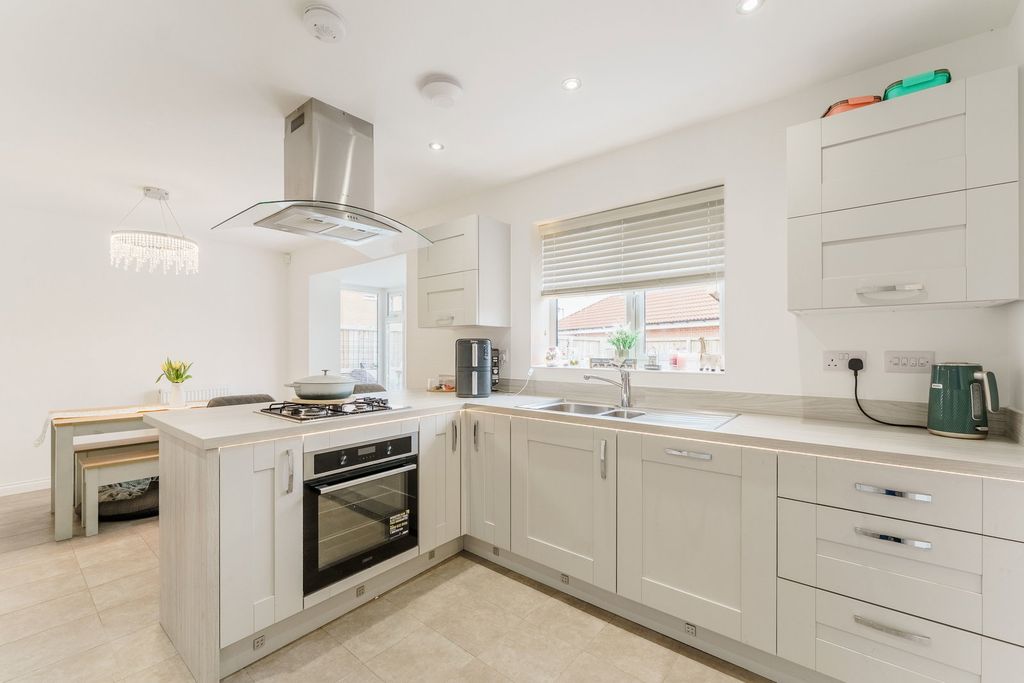 Property photo 2 of 28