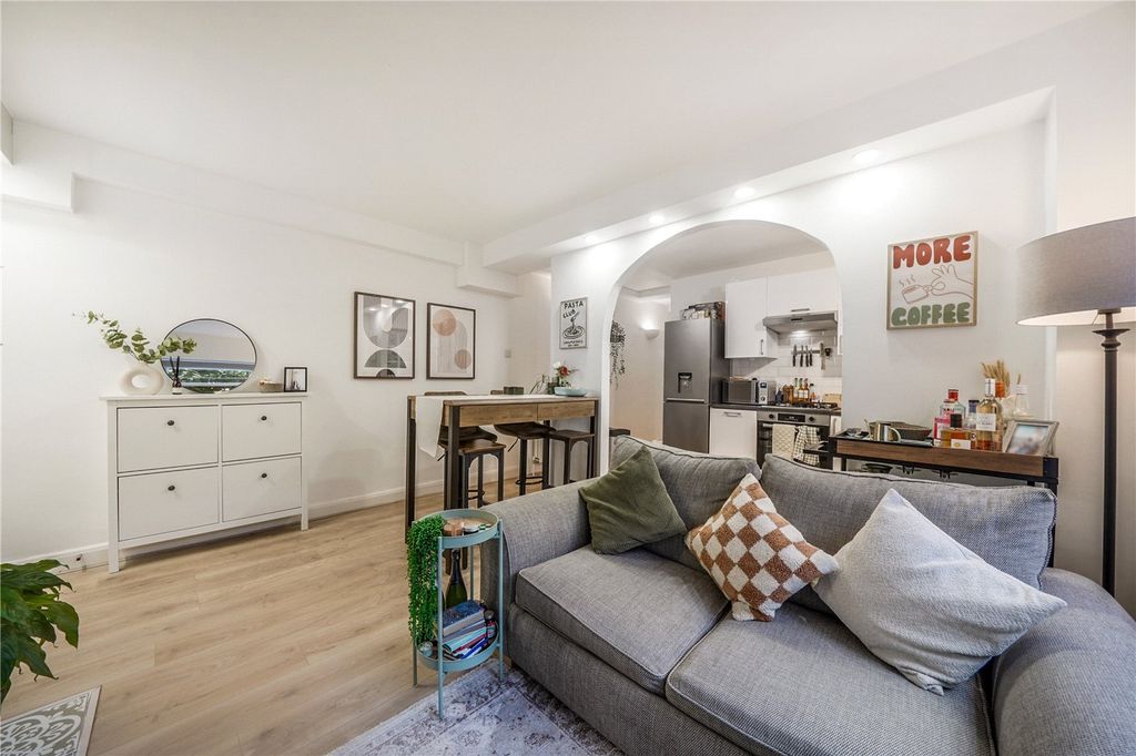 Property photo 2 of 15 Picture No. 11