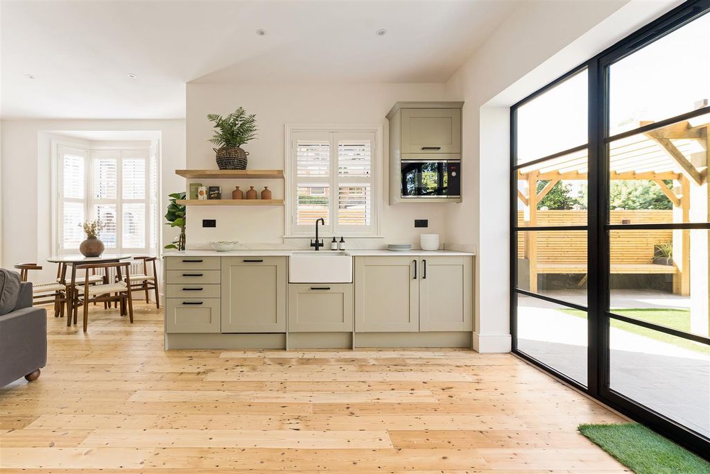Property photo 3 of 32 Connaught Road, E17