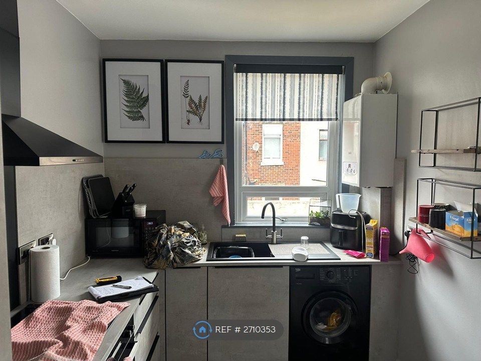 Property photo 3 of 10 Kitchen