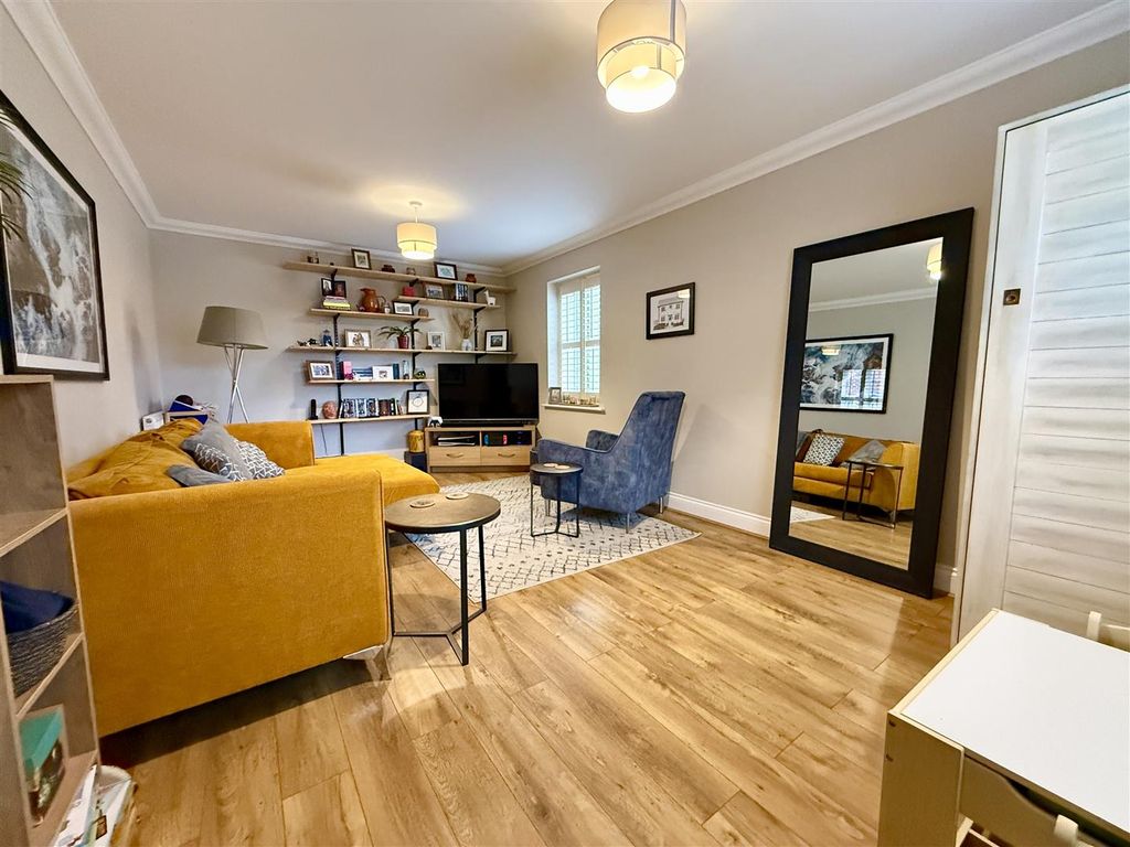 Property photo 1 of 18 Lounge