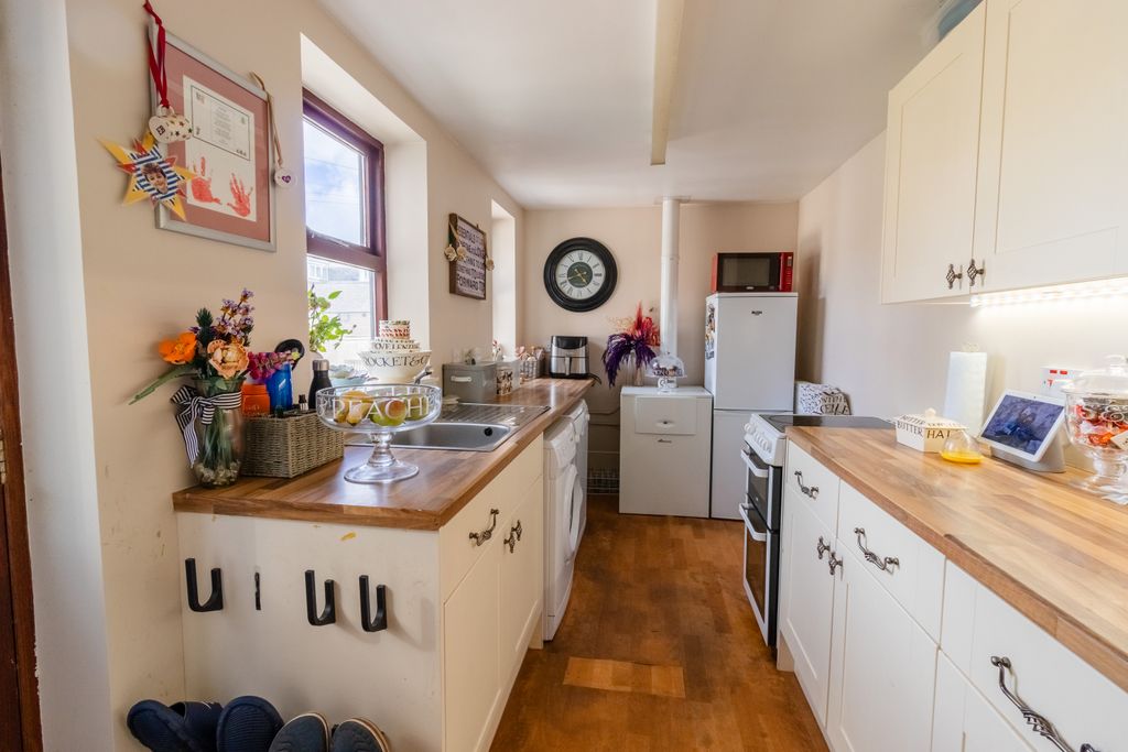 Property photo 3 of 29 Kitchen
