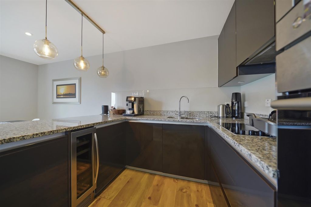 Property photo 3 of 21 11 Johnson Court, 43 Meadowside - 0Qaoun5Njqyfg9mI
