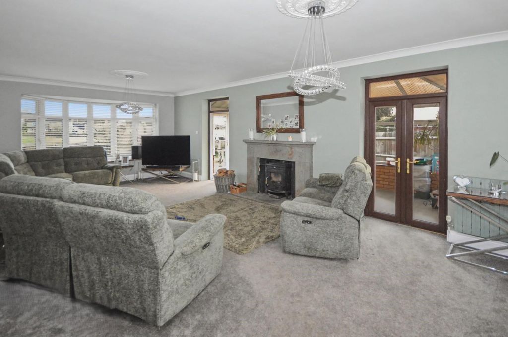 Property photo 3 of 25