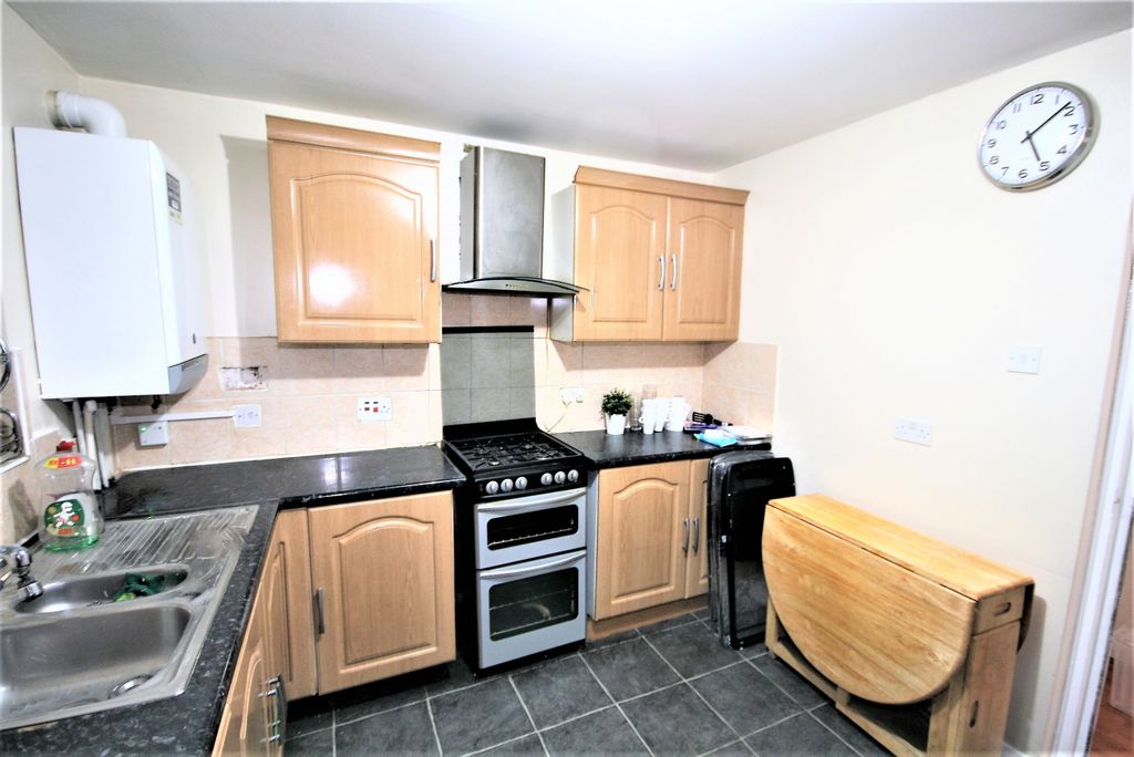 Property photo 1 of 9 Recently Refurbished Flat Moments From Bethnal Green Station
