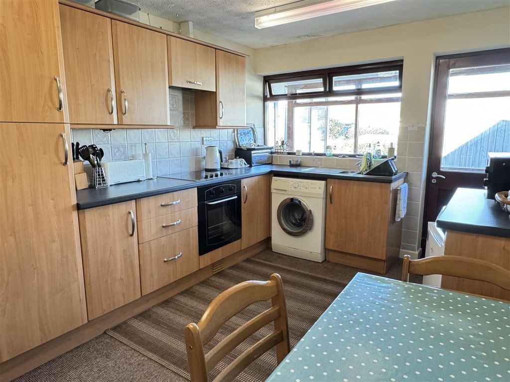 Property photo 2 of 28 Kitchen/Diner