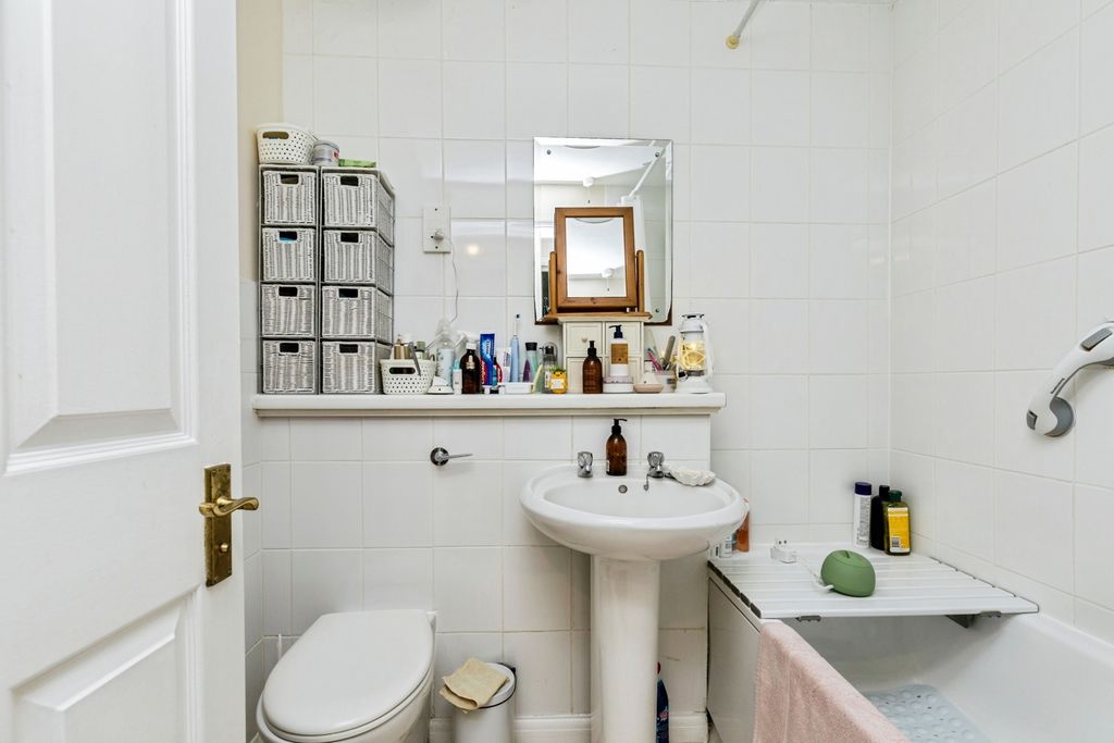 Additional image 11 of 2 bed flat for saleGreenacres, North Parade, Horsham, West Sussex RH12