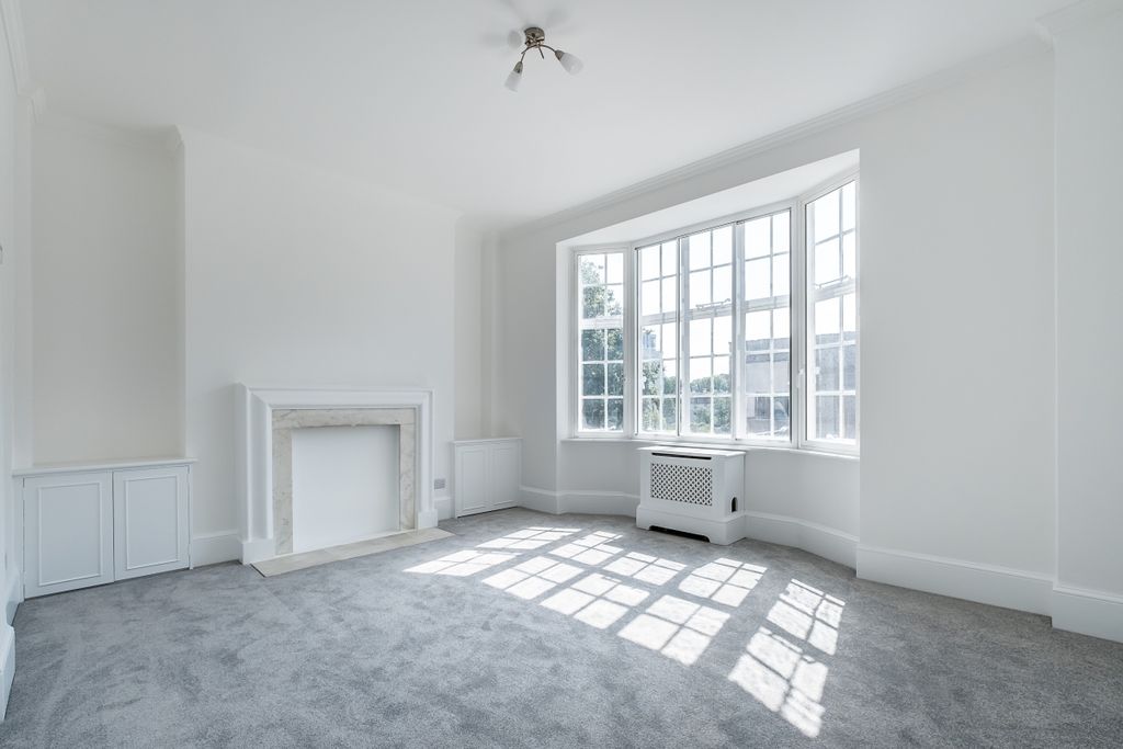 Property photo 1 of 10 Living Room