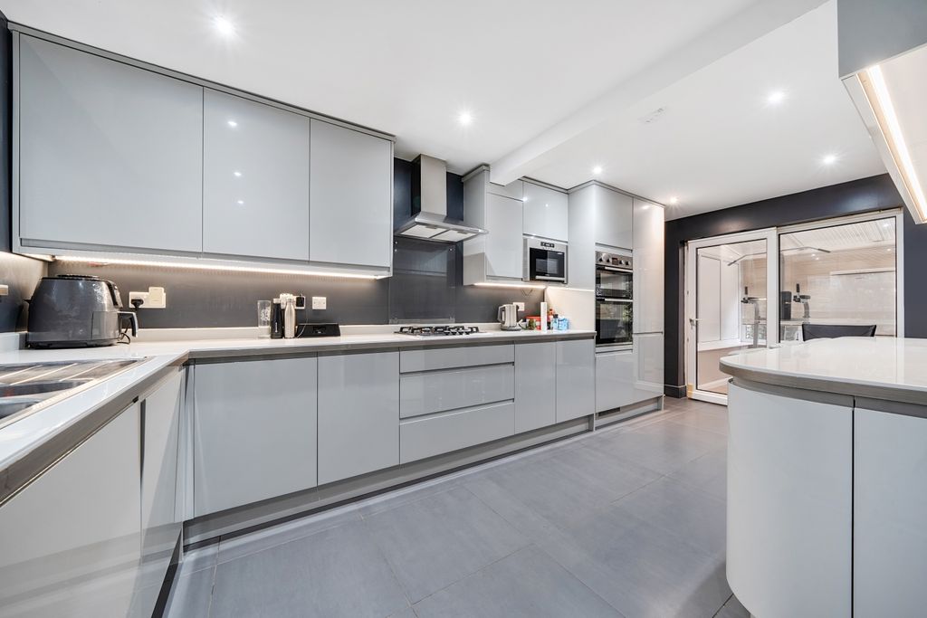 Property photo 2 of 11 1392936-6-694022E97371B