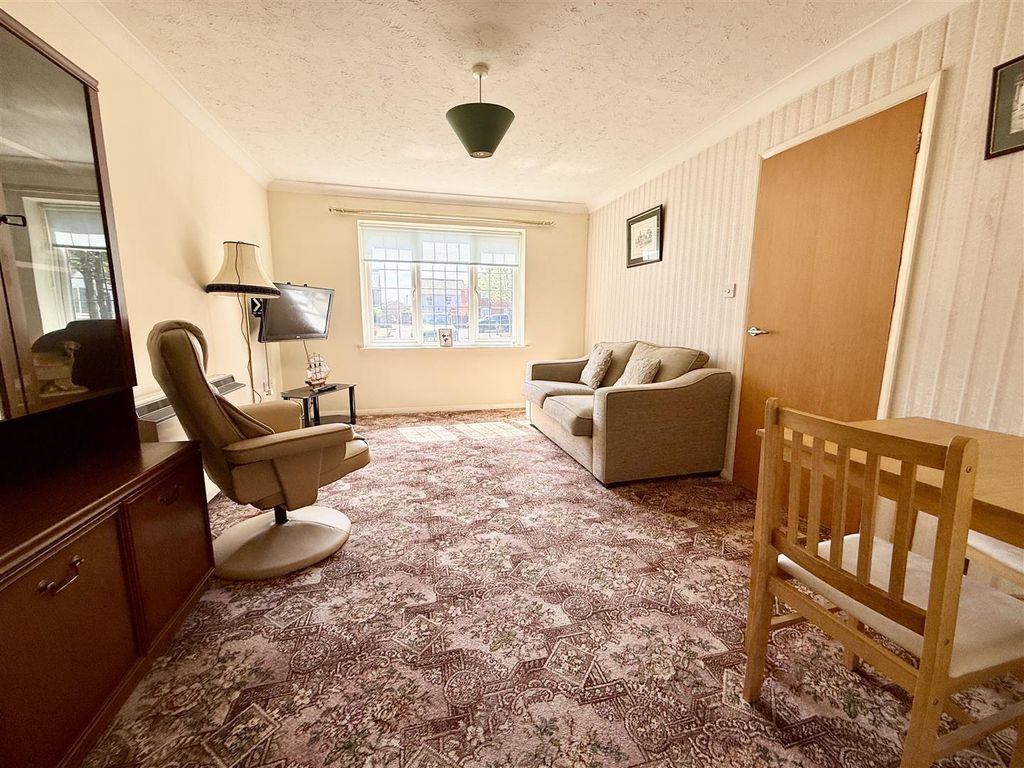Property photo 2 of 13 Lounge