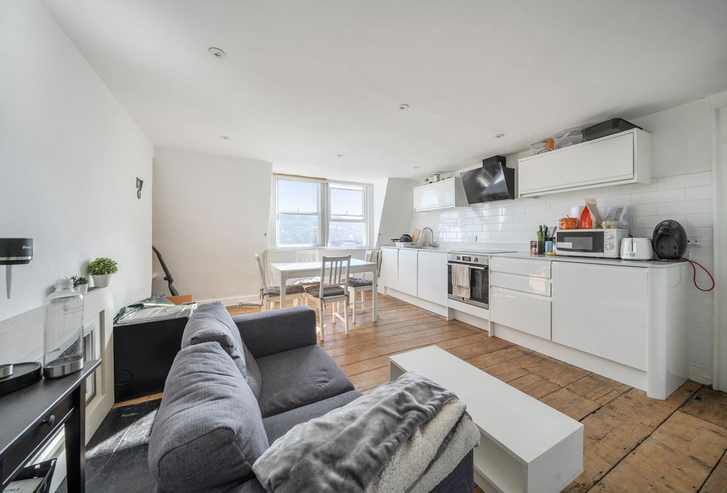 Property photo 2 of 10 Living Space