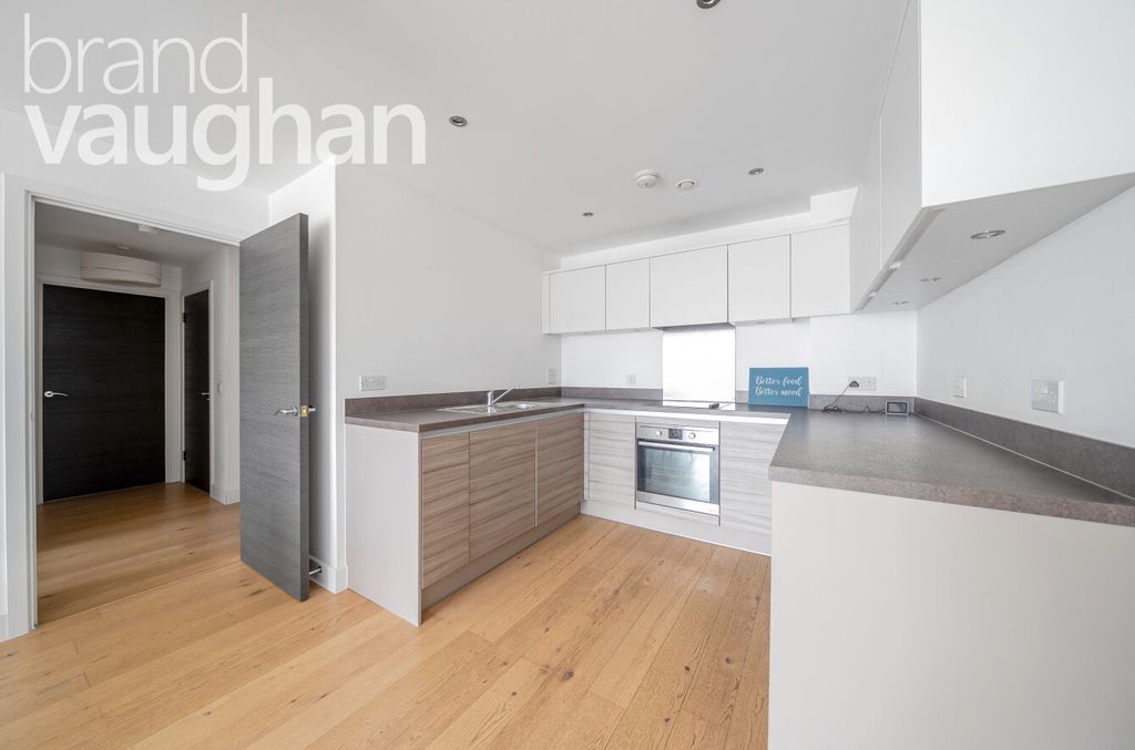 Property photo 3 of 10 Kitchen