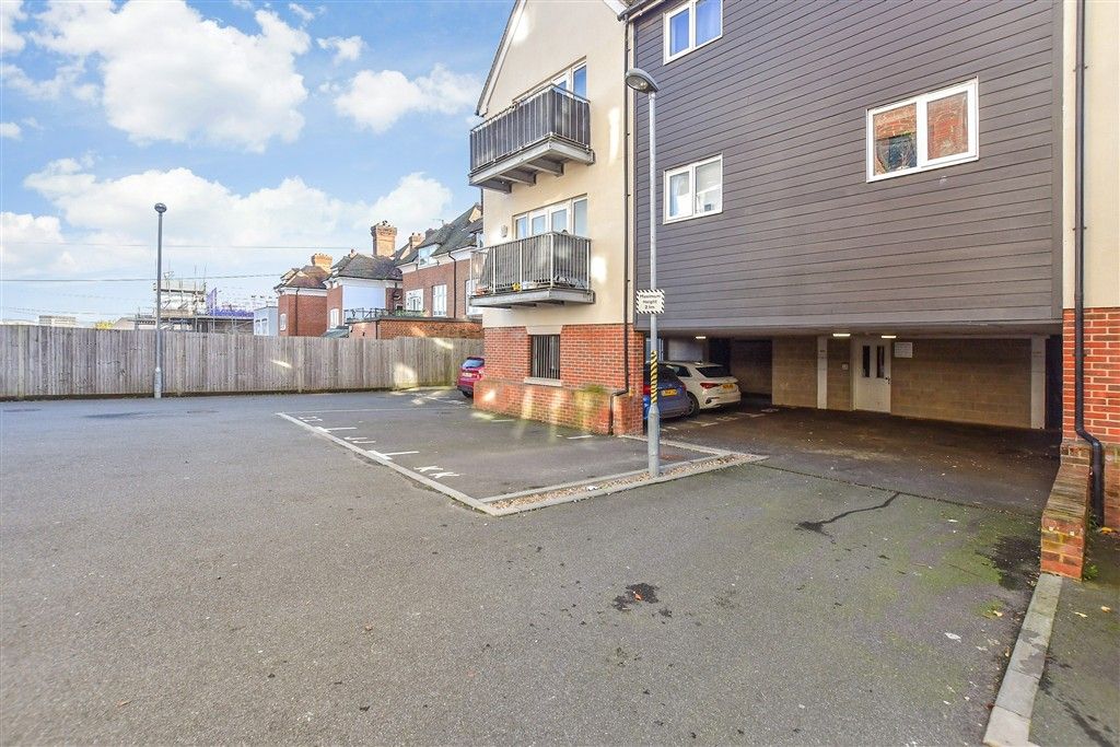 Property photo 3 of 14 Driveway/Parking