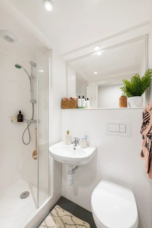 Property photo 2 of 8 Bathroom