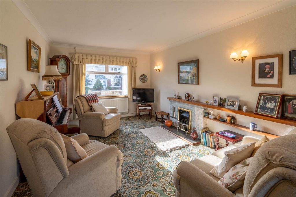 Property photo 3 of 32 Living/Dining Room