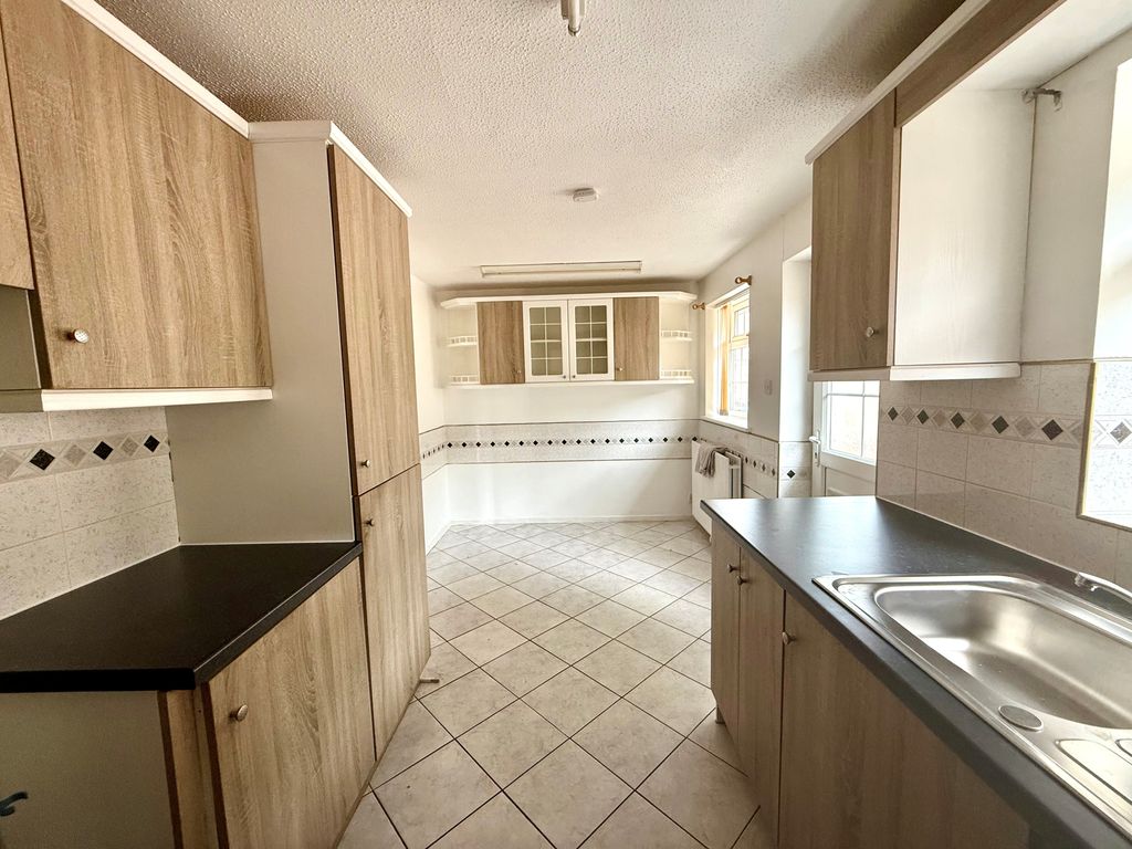 Property photo 2 of 13 7 Cornel Court Kitchen 1