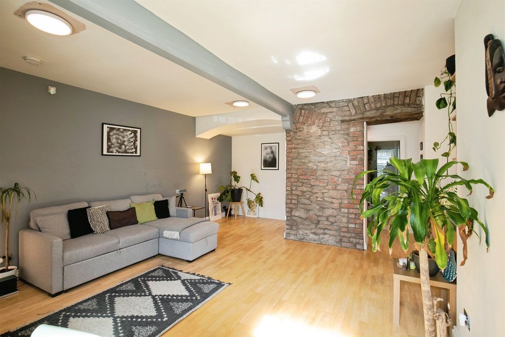 Property photo 2 of 21