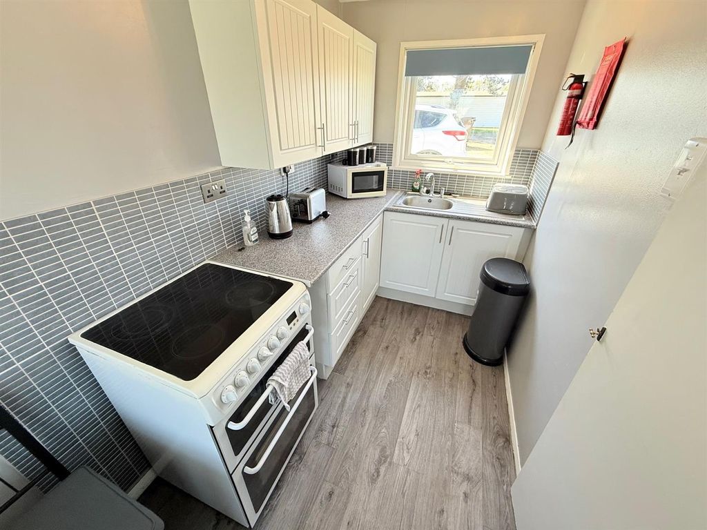 Property photo 3 of 8 Kitchenette