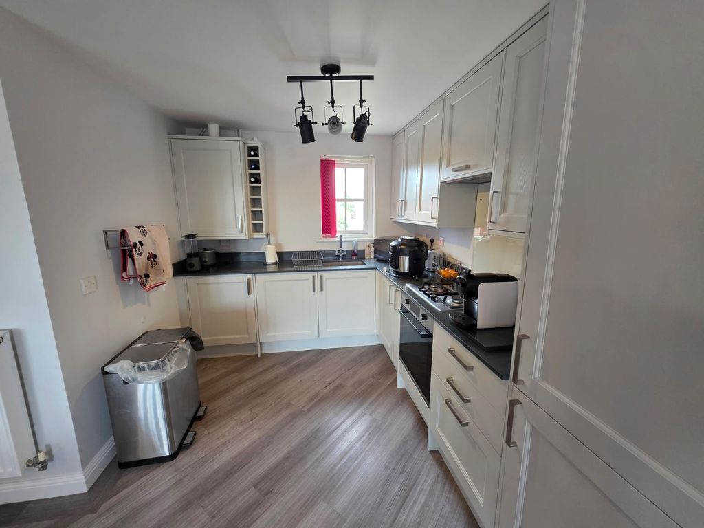 Property photo 3 of 8 Kitchen