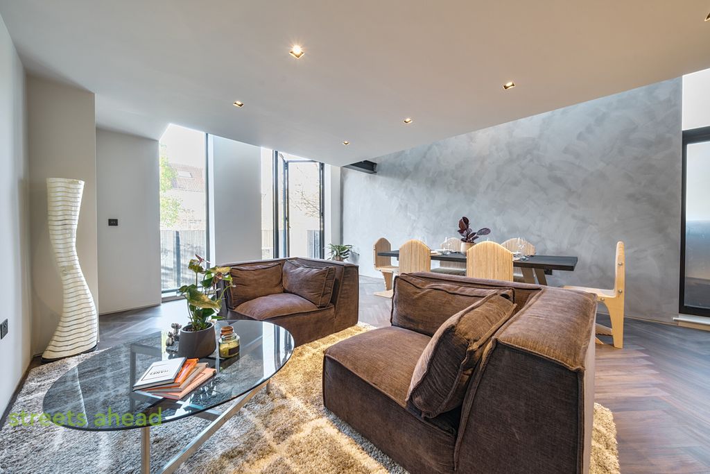 Property photo 2 of 25 395F8621-B4Da-453...