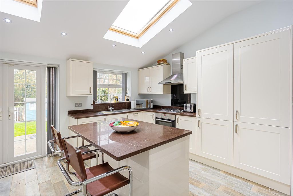 Property photo 3 of 23 195_Huntington_Road_13.Jpg