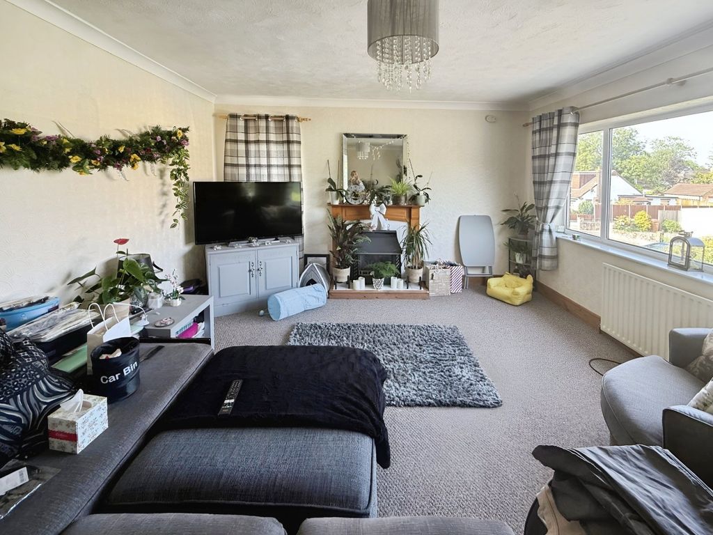 Property photo 2 of 18 Living Room (Tf)
