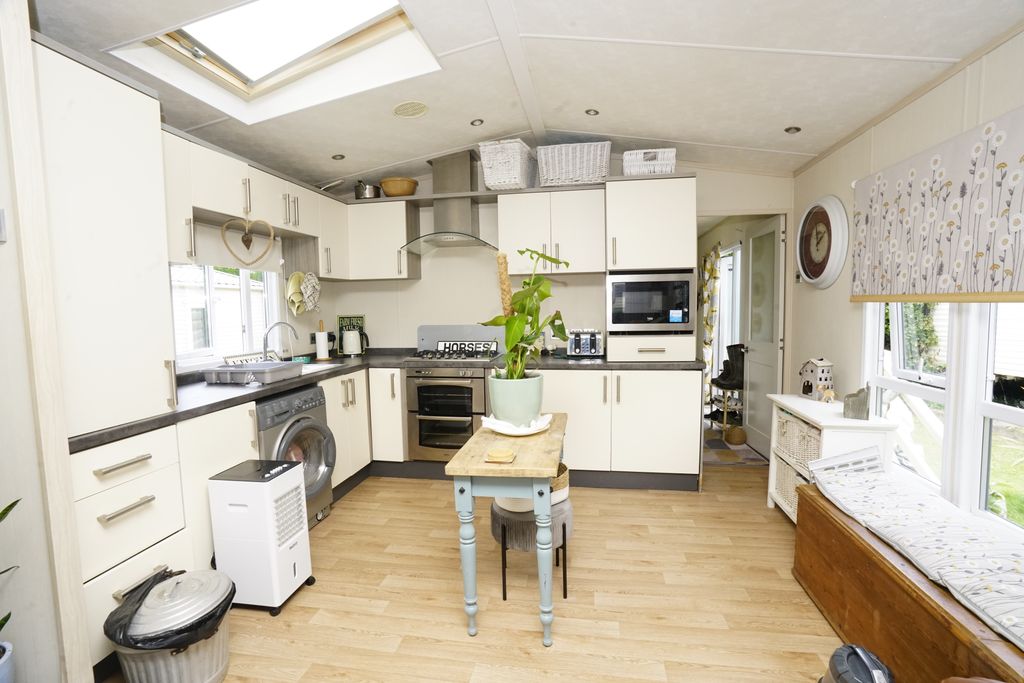 Property photo 3 of 22 Kit