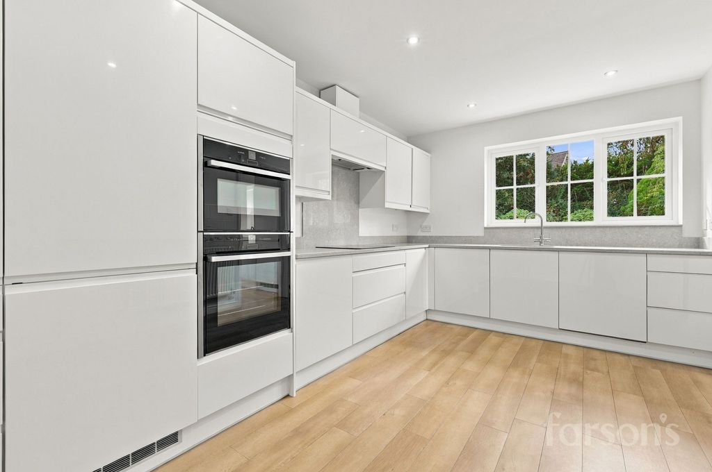 Property photo 2 of 32