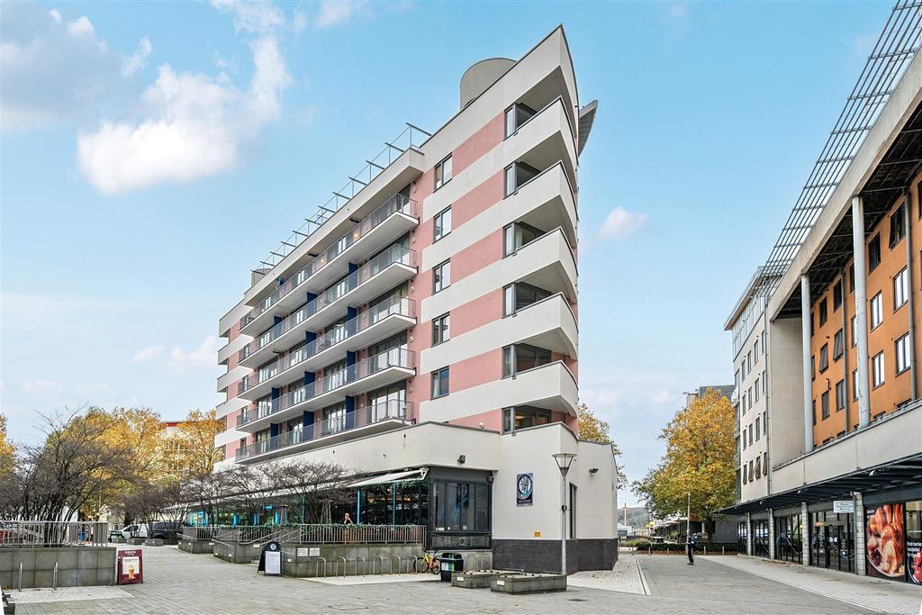 Property photo 3 of 11 Hollis Morgan