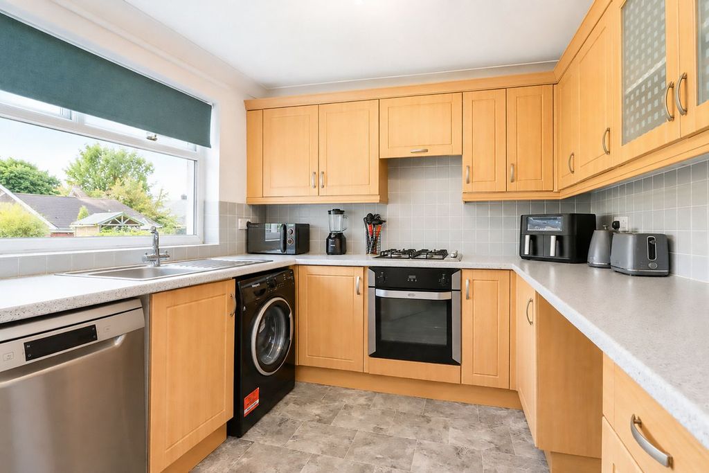Property photo 3 of 18 Kitchen