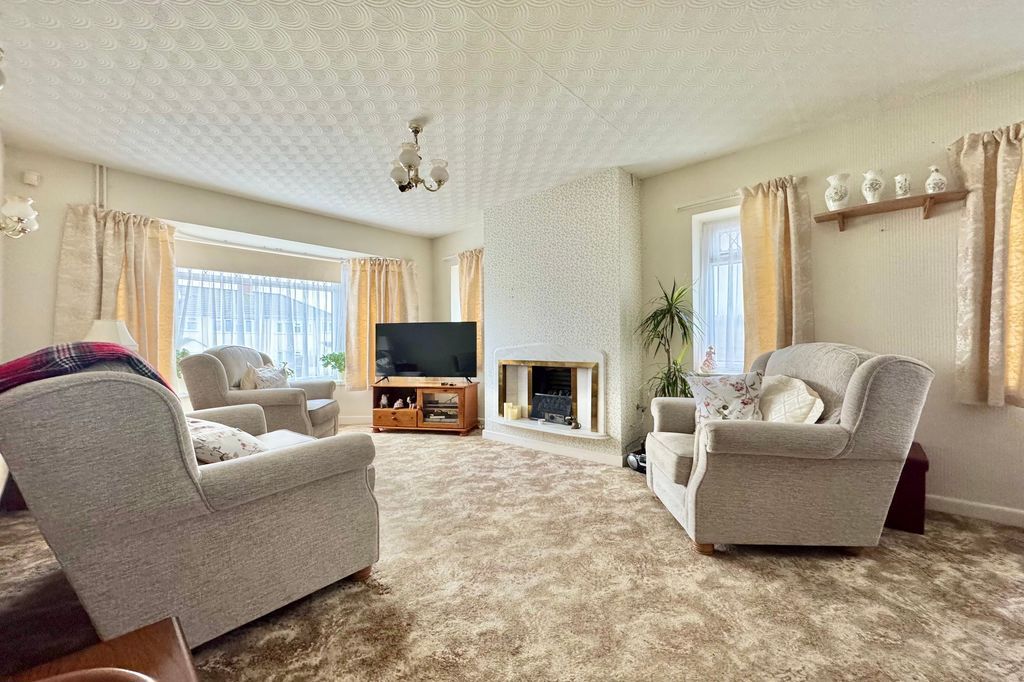 Property photo 2 of 18 Lounge