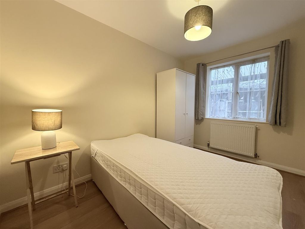 Property photo 1 of 4 Bedroom