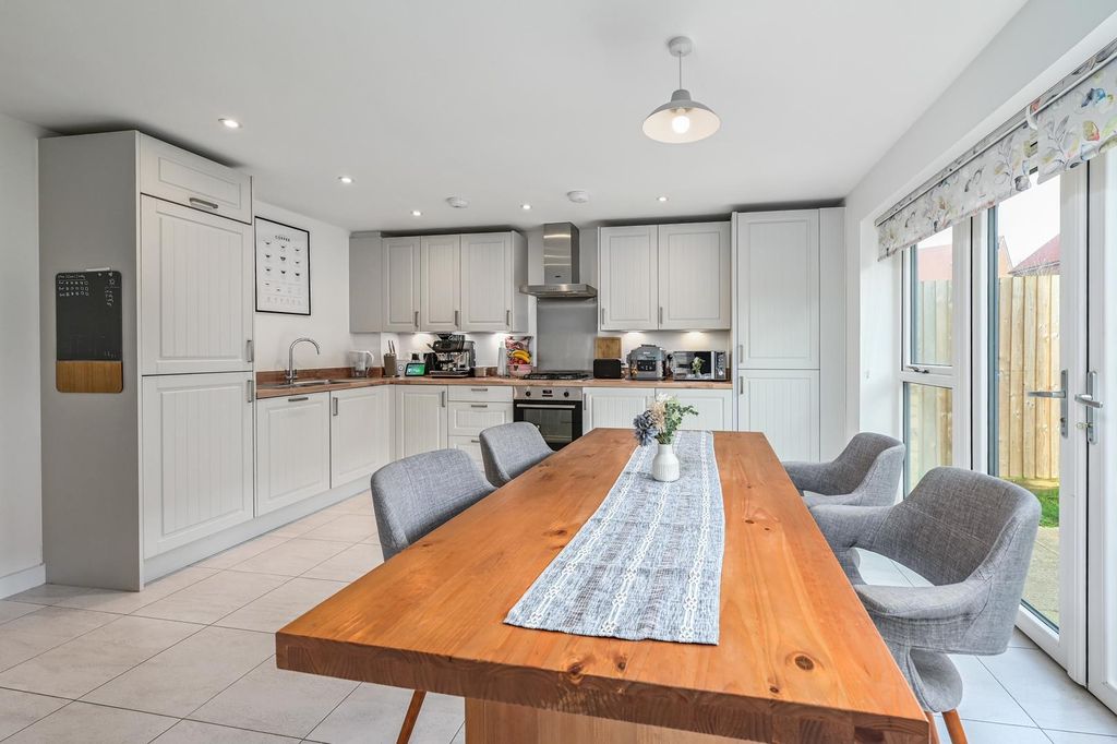 Property photo 2 of 19 Oakenshaw Reach