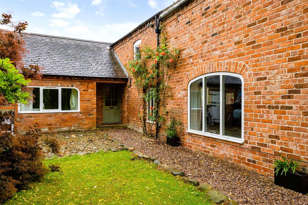 Property photo 3 of 16 Entrance