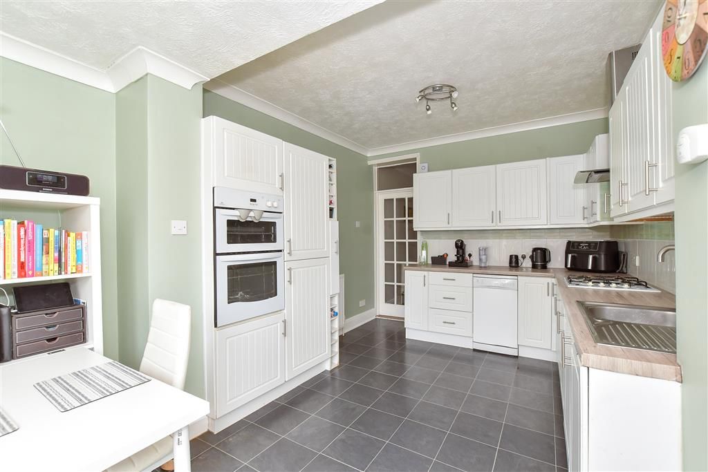 Property photo 3 of 9 Kitchen